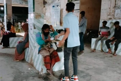 ঈদে ছিন্নমূল মানুষের মাঝে খাদ্য বিতরণ