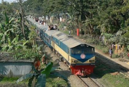 ট্রেনের ছাদ থেকে পড়ে কিশোরের মৃত্যু