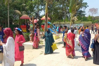 জয়পুরহাটের বিনোদন কেন্দ্রগুলোতে উপচেপড়া ভিড়

