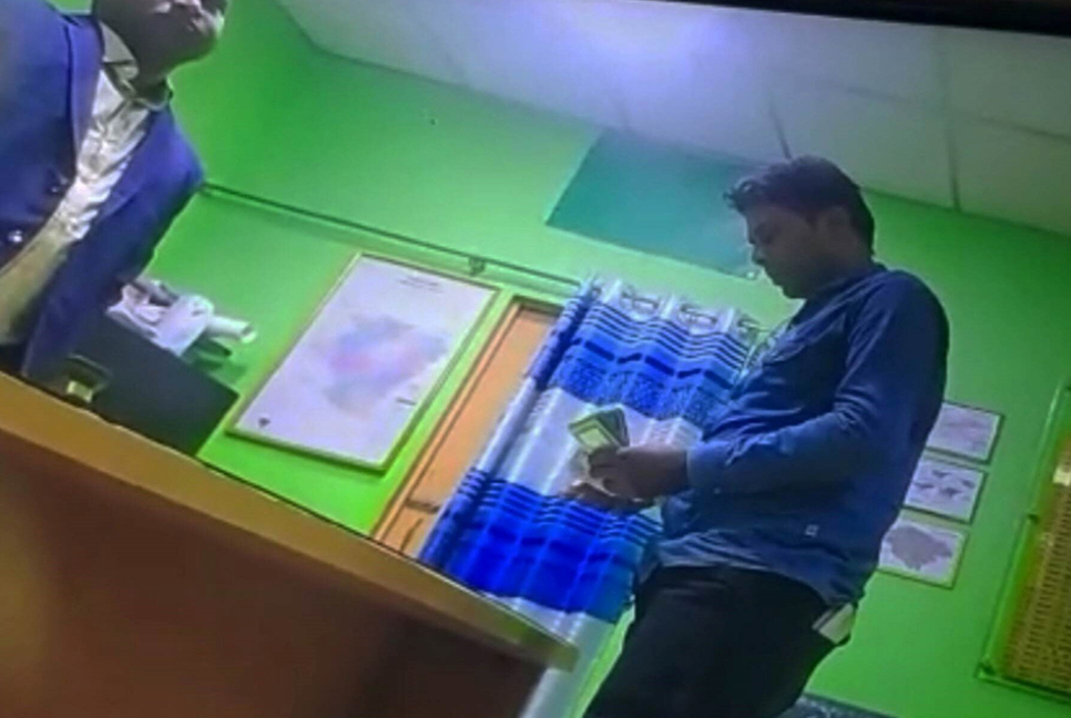 ঘুষ নেয়ার ভিডিও ভাইরাল, পীরগঞ্জের ওসি ক্লোজড