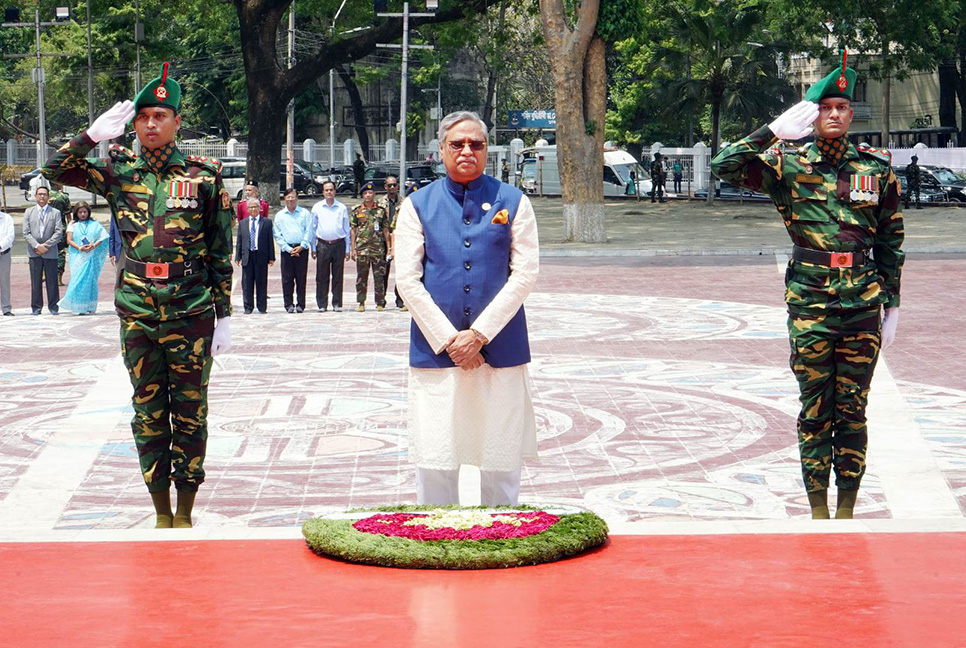 জাতীয় স্মৃতিসৌধে বীর শহীদদের প্রতি নতুন রাষ্ট্রপতির শ্রদ্ধা 