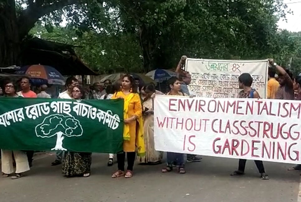 যশোর রোডের প্রাচীন গাছ বাঁচাতে পশ্চিমবঙ্গে বৃক্ষ প্রেমীদের মিছিল