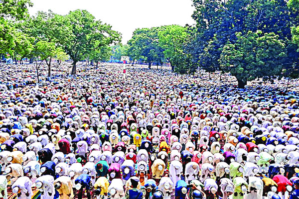 শোলাকিয়ায় লাখো মুসল্লির নামাজ
