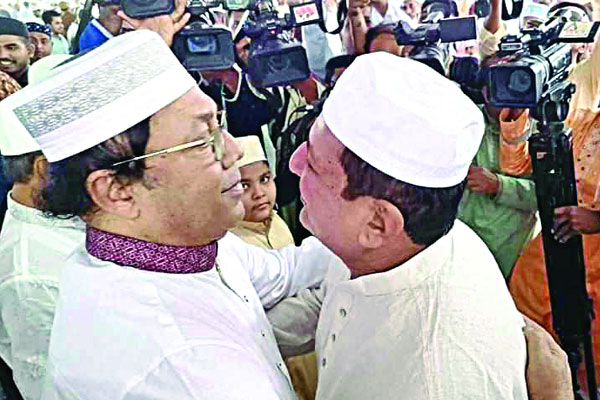 ঈদ জামাতে কোলাকুলি মিনু-লিটনের
