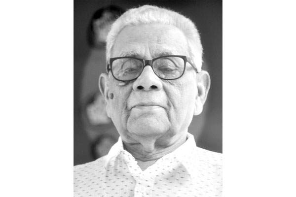অকারণ বিতর্কে মেতেছেন মোদি