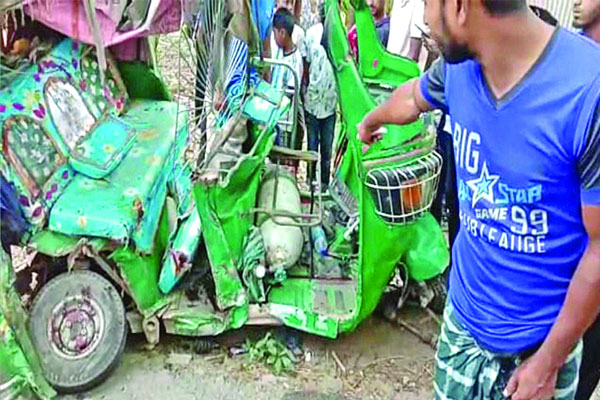 সড়কে ঝরল ৯ শিশুসহ ৩৬ প্রাণ