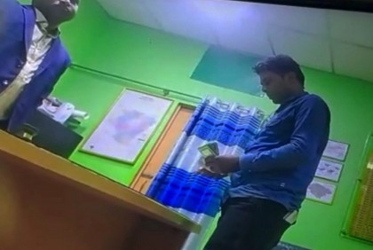 ঘুষ নেয়ার ভিডিও ভাইরাল, পীরগঞ্জের ওসি ক্লোজড