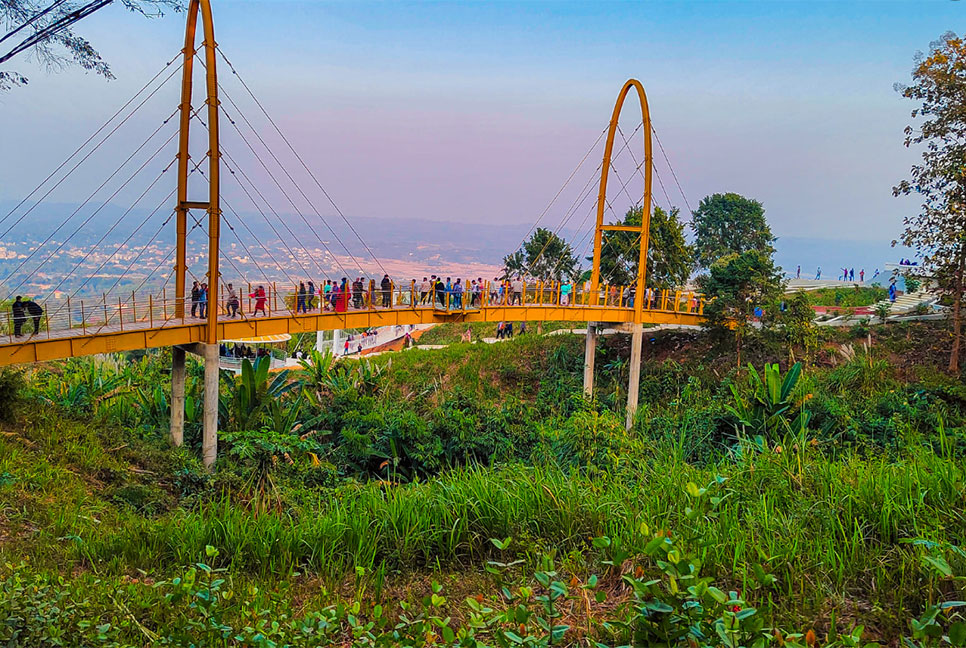 পর্যটকদের ভিড়ে উৎসবমুখর খাগড়াছড়ি