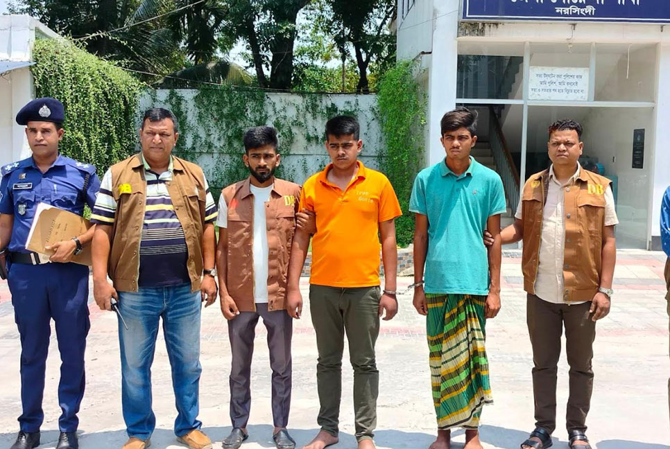রায়পুরায় বাড়িতে ঢুকে ব্যবসায়ীকে গুলি করে হত্যার ঘটনায় অস্ত্রসহ গ্রেফতার ২