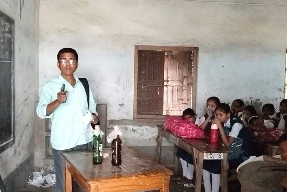 পশ্চিমবঙ্গের মালদায় স্কুলে ক্লাস চলাকালীন অস্ত্র নিয়ে ঢুকে পড়লেন যুবক!
