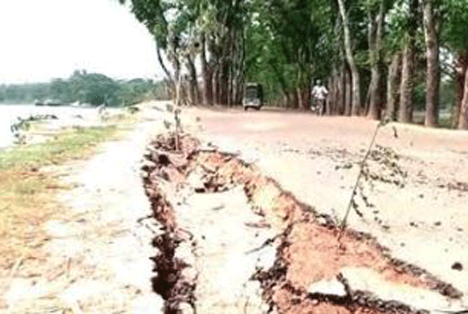 গলাচিপায় নদী ভাঙনের কবলে পড়ে সড়কে ফাটল