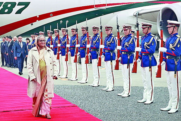 জাপানে প্রধানমন্ত্রীকে লাল গালিচা সংবর্ধনা