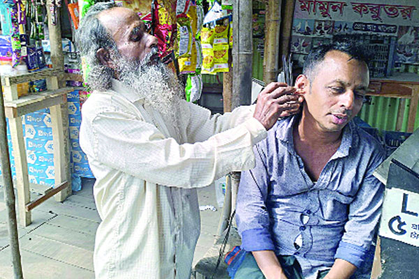 কান পরিষ্কার করেই ৫৩ বছর ধরে সংসার চালান কালাচান