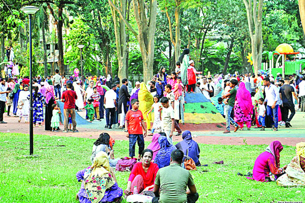 বিনোদন কেন্দ্রগুলোতে দর্শনার্থীর ভিড়