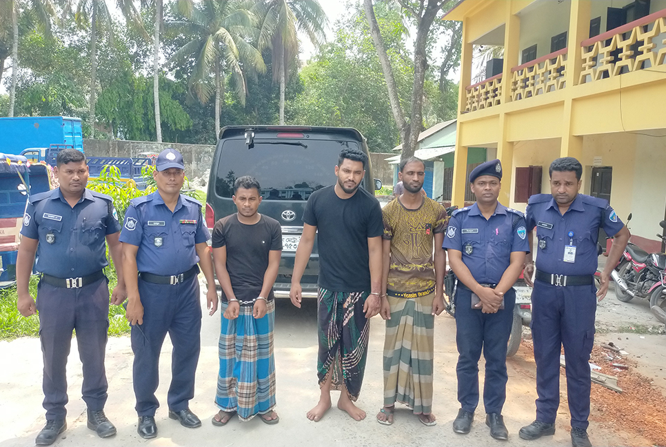 ধর্ষণের অভিযোগে তিন যুবক গ্রেফতার 

