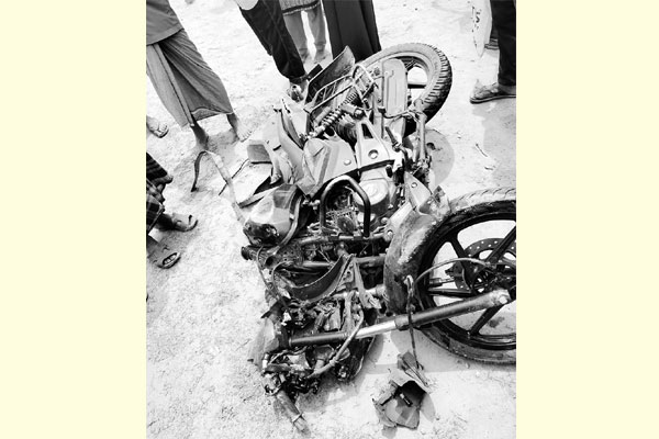 সড়কে ঝরল চিকিৎসকসহ ৭ প্রাণ