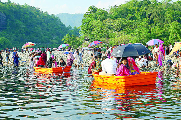 দর্শনার্থীদের ভিড়