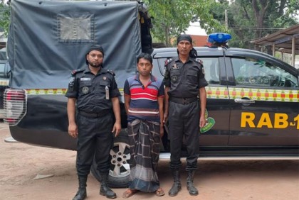 
ফেনসিডিলসহ মাদক 
ব্যবসায়ী গ্রেফতার