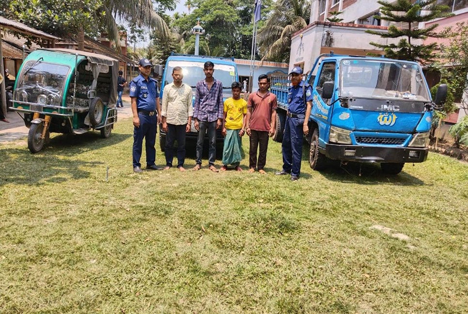 নেত্রকোনায় তিন অভিযানে ভারতীয় চিনিসহ গ্রেফতার ৪