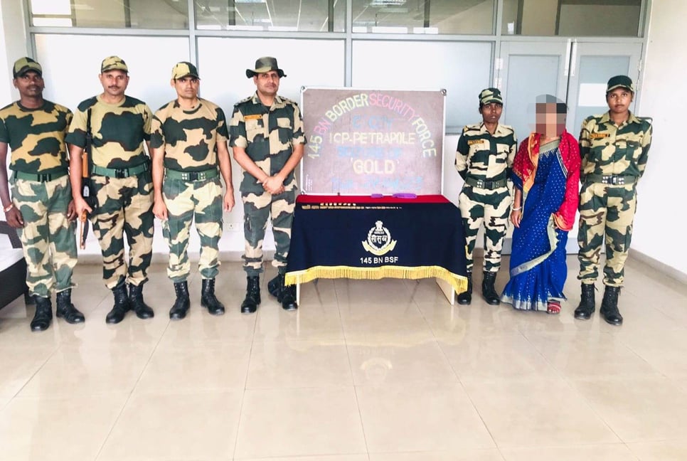 কোমরে বেঁধে স্বর্ণবার ভারতে পাচারকালে আটক 

