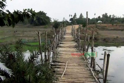 বাঁশের সাঁকোই ভরসা নদীর দুই পাড়ের মানুষের