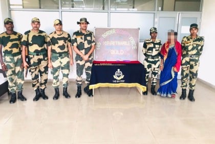 কোমরে বেঁধে স্বর্ণবার ভারতে পাচারকালে আটক 

