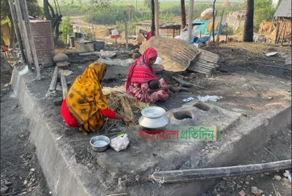ক্ষতিগ্রস্ত ২৪ পরিবার পাঁচ দিনেও ফিরতে পারেননি ভিটেমাটিতে