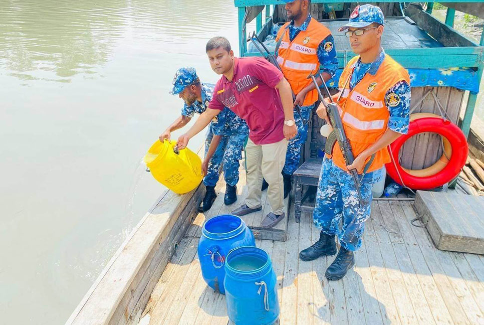পাথরঘাটায় ২৪ লাখ টাকার রেনু পোনাসহ আটক ৯