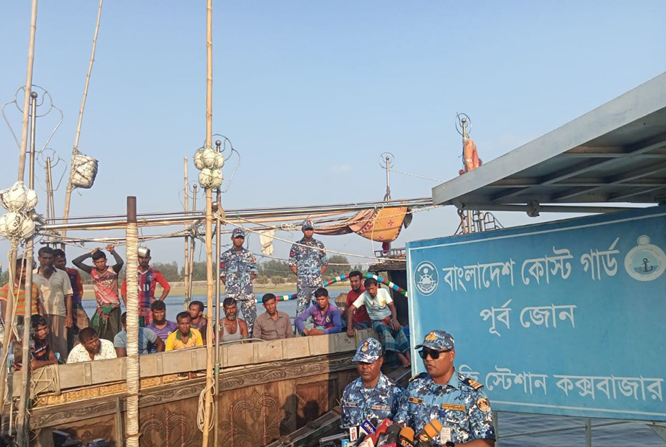 গভীর সমুদ্র থেকে ১৯ জেলেকে জীবিত উদ্ধার 

