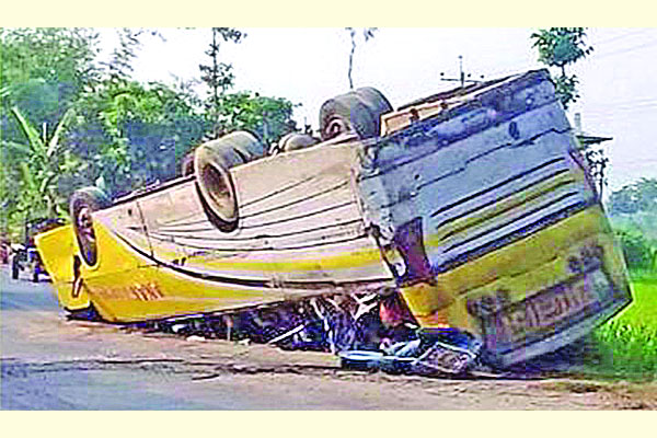 সড়কেই উল্টে গেল বাস