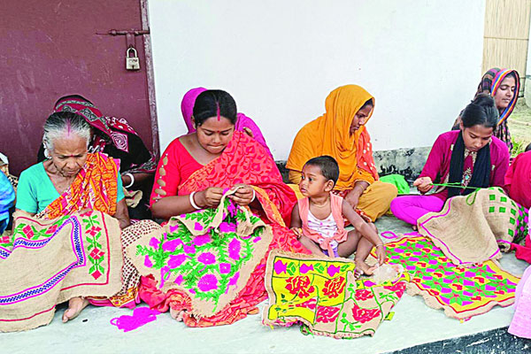 নকশিকাঁথা ও পোশাকে কারুকাজে ভাগ্যবদল