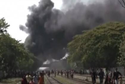 টায়ারের গোডাউনে আগুন নিয়ন্ত্রণে, চট্টগ্রামে ট্রেন চলাচল স্বাভাবিক


