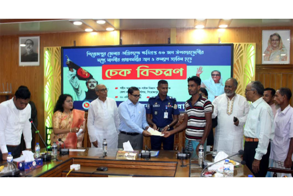পি‌রোজপু‌রে অ‌গ্নিকা‌ণ্ডে ক্ষ‌তিগ্রস্তদের মাঝে আর্থিক অনুদানের চেক বিতরণ 
