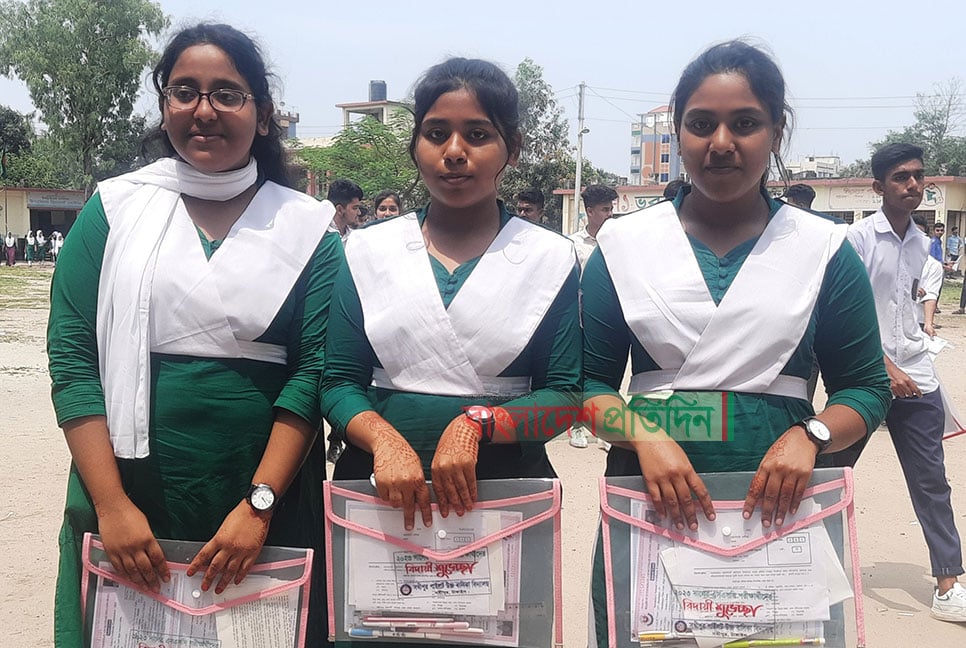 একসাথে এসএসসি পরীক্ষা দিলেন তিন বোন