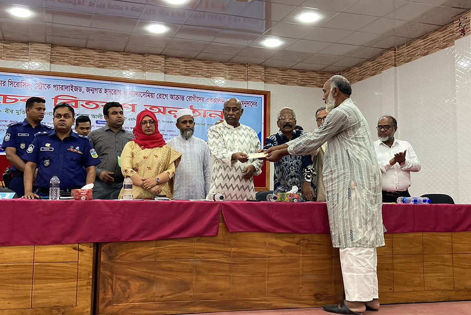 নেত্রকোনায় ২০০ জনকে চিকিৎসা সহায়তার চেক হস্তান্তর 