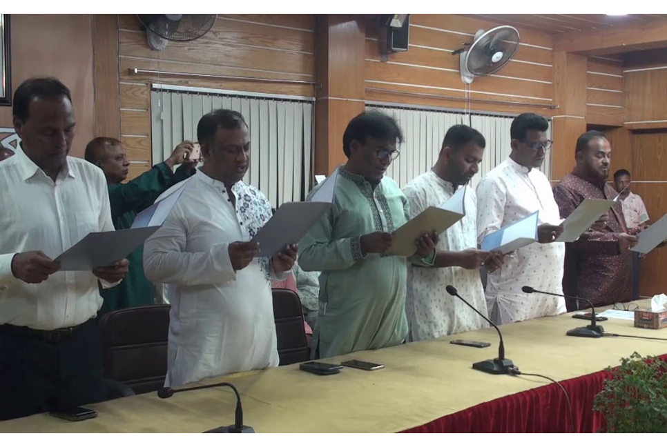 গোপালগঞ্জে ৬ ইউপি চেয়ারম্যানের শপথ গ্রহণ