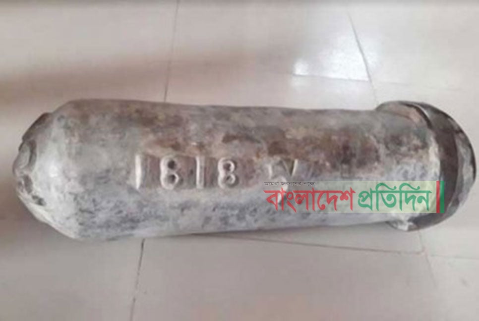 সাতক্ষীরায় সীমানা পিলার সদৃশ বস্তুসহ আটক ৩