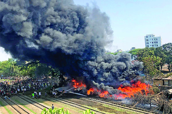 চট্টগ্রামে গুদাম পুড়ে ছাই