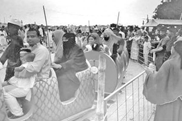 বঙ্গবন্ধু পার্কে দর্শনার্থীর ভিড়