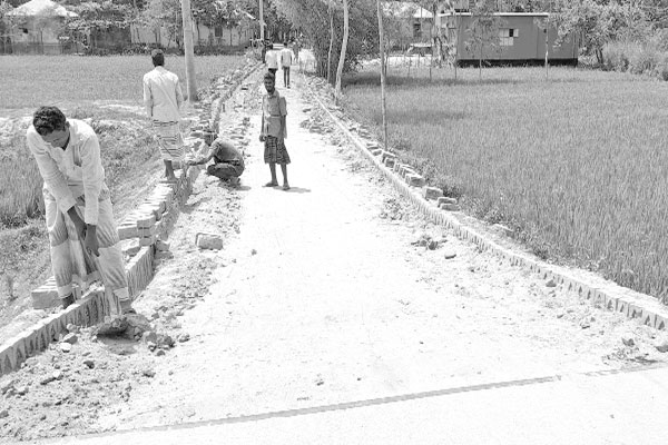 সড়ক নির্মাণে ধীরগতিতে সীমাহীন দুর্ভোগ