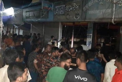আলমডাঙ্গায় গার্মেন্টস পট্টিতে অগ্নিকাণ্ড