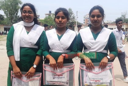 একসাথে এসএসসি পরীক্ষা দিলেন তিন বোন