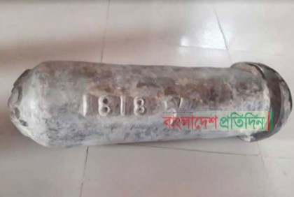 সাতক্ষীরায় সীমানা পিলার সদৃশ বস্তুসহ আটক ৩