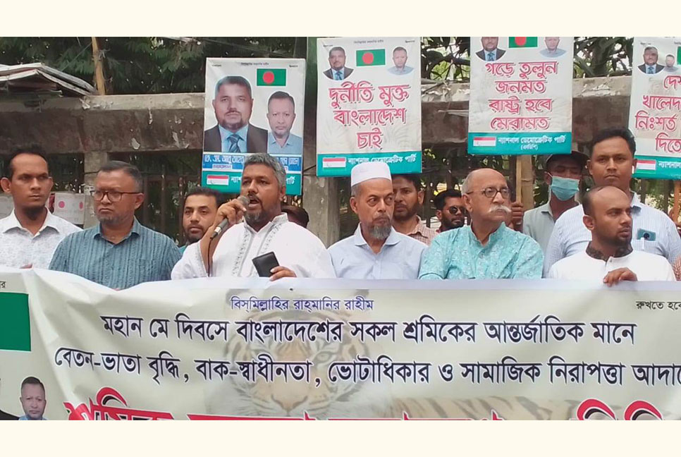 ‘সরকার জনগণের কথা ভাবে না, ক্ষমতায় থাকার জন্যই ব্যস্ত’