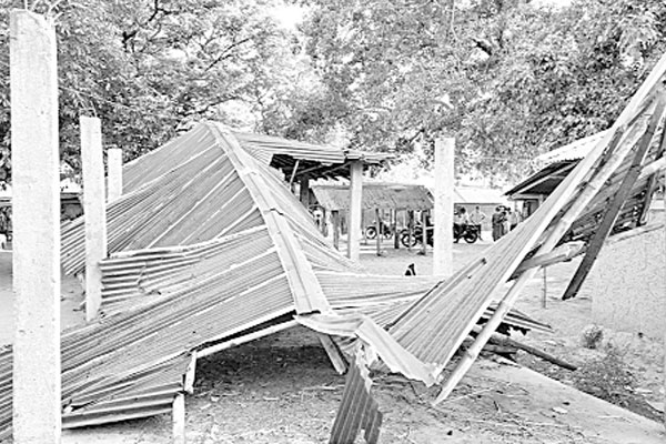 হাটের শেড মেরামত না করায় দুর্ভোগ