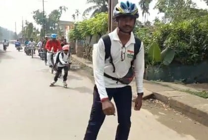 সবুজায়নের বার্তা নিয়ে স্কেটিং করে পশ্চিমবঙ্গ থেকে বাংলাদেশে আসছেন তারা

