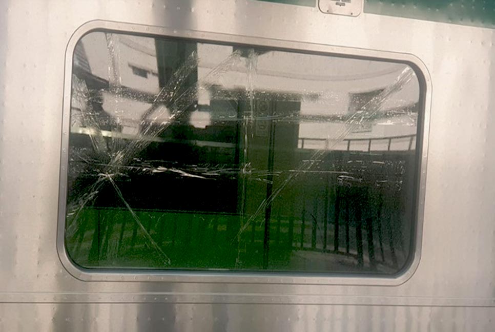 মেট্রোরেলের জানালায় ঢিল ছোড়ার ঘটনায় মামলা