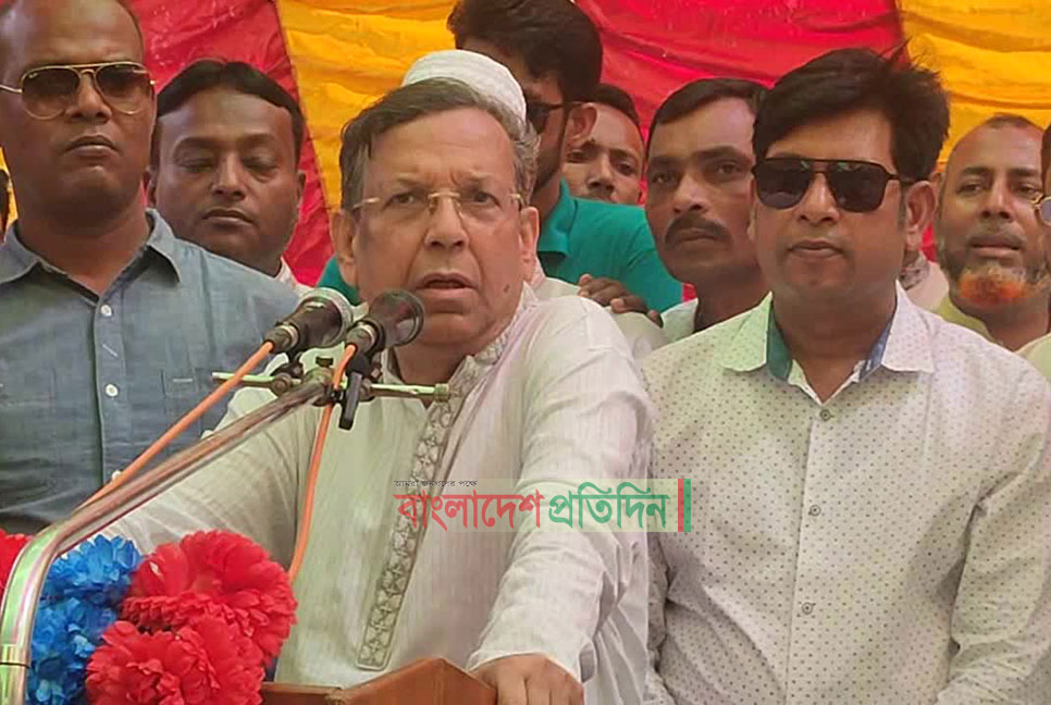 ‘শেখ হাসিনার দয়ায় বাড়িতে থেকে চিকিৎসা নিচ্ছেন খালেদা জিয়া’