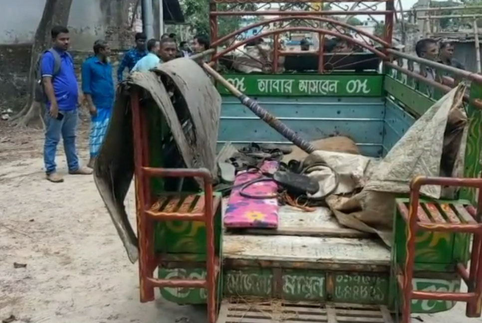 জয়পুরহাটে ভটভটি উল্টে আহত ৫