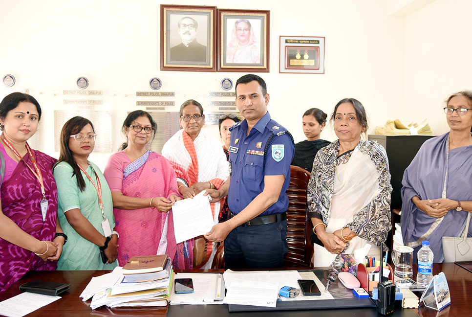 স্কুলছাত্রীকে উত্যক্তের প্রতিবাদে মহিলা পরিষদের স্মারকলিপি 